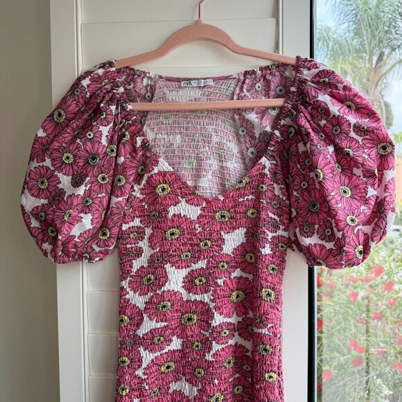 Zara Puff Off the Shoulder Sleeve Smocked Mini Dress in Pink Daisy size M - Picture 2 of 13